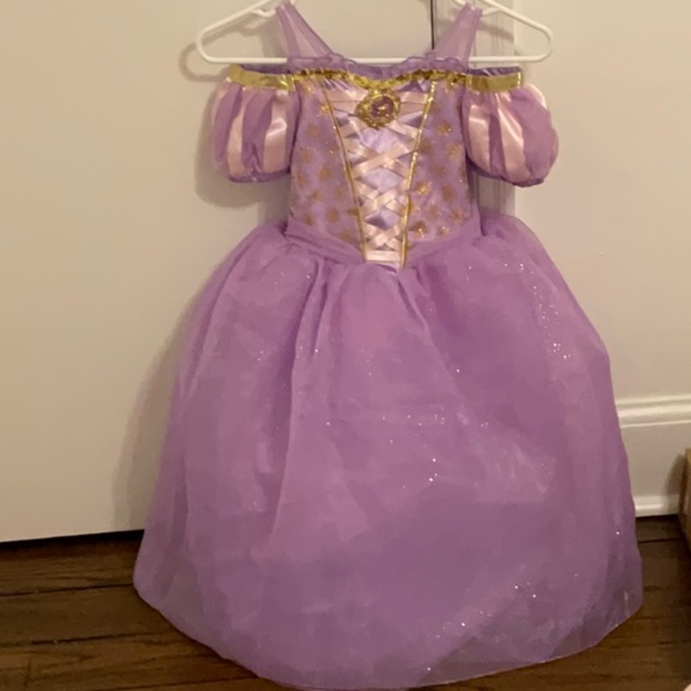 Disney Rapunzel Dress size 5/6 worn twice